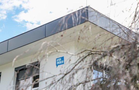 Tiroler Immobilien Schild auf Gebäude | © Roland Defrancesco Tiroler Immobilien Schild auf Gebäude | © Roland Defrancesco